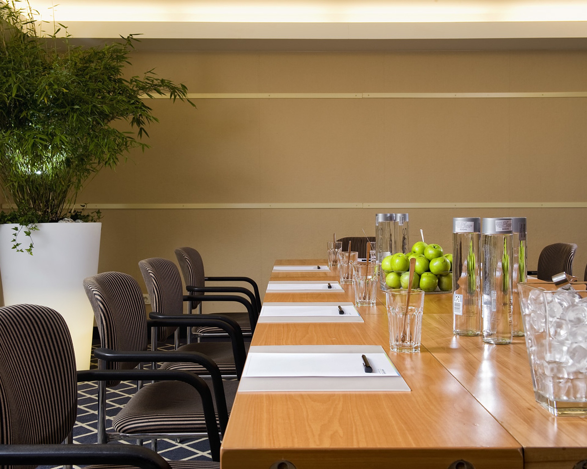 Tagungsraum Braunlage Blocktafel relexa hotel Berlin - Tagungsraum Braunlage Blocktafel